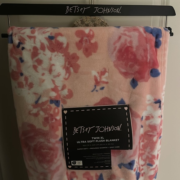 BETSEY JOHNSON TWIN xl ULTRA SOFT PLUSH BLANKET - Picture 14 of 14